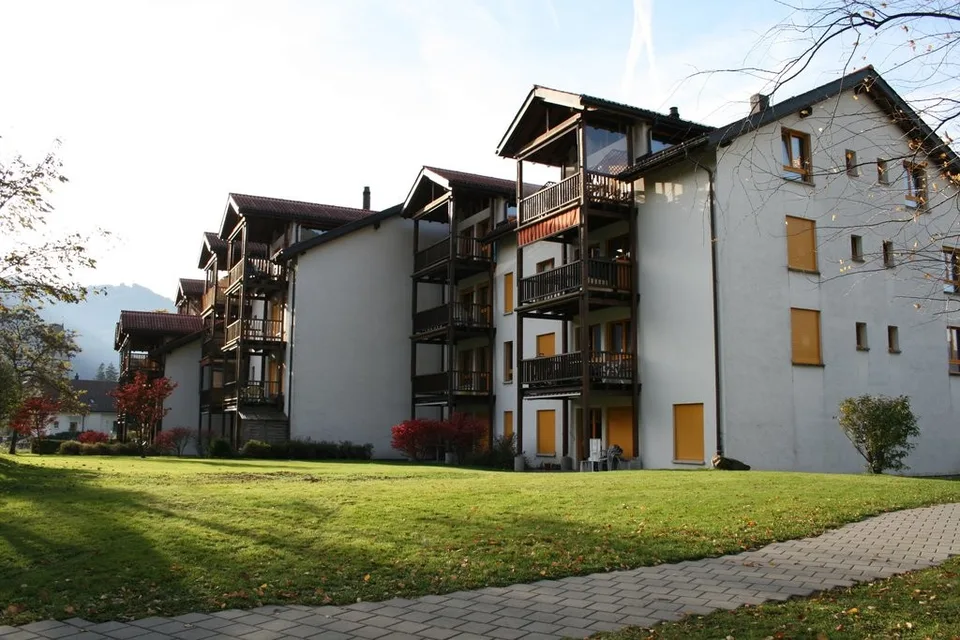 Mehrere Fahrzeuge, ein Platz! Doppeleinstellplatz zu vermieten.