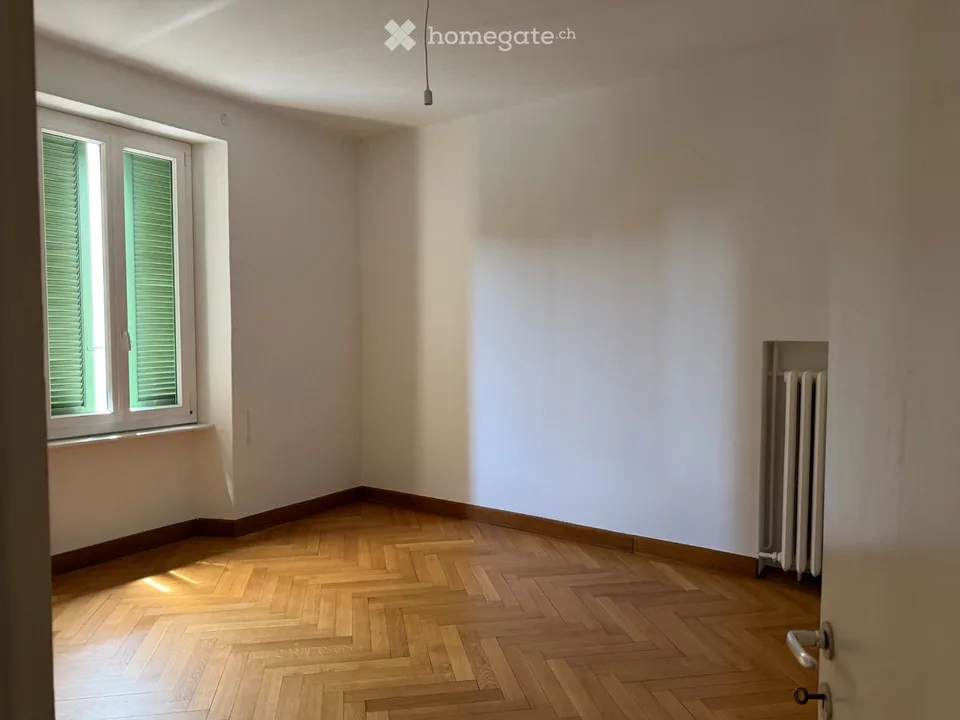 Spacious 3.5-room apartment with separate kitchen and balcony