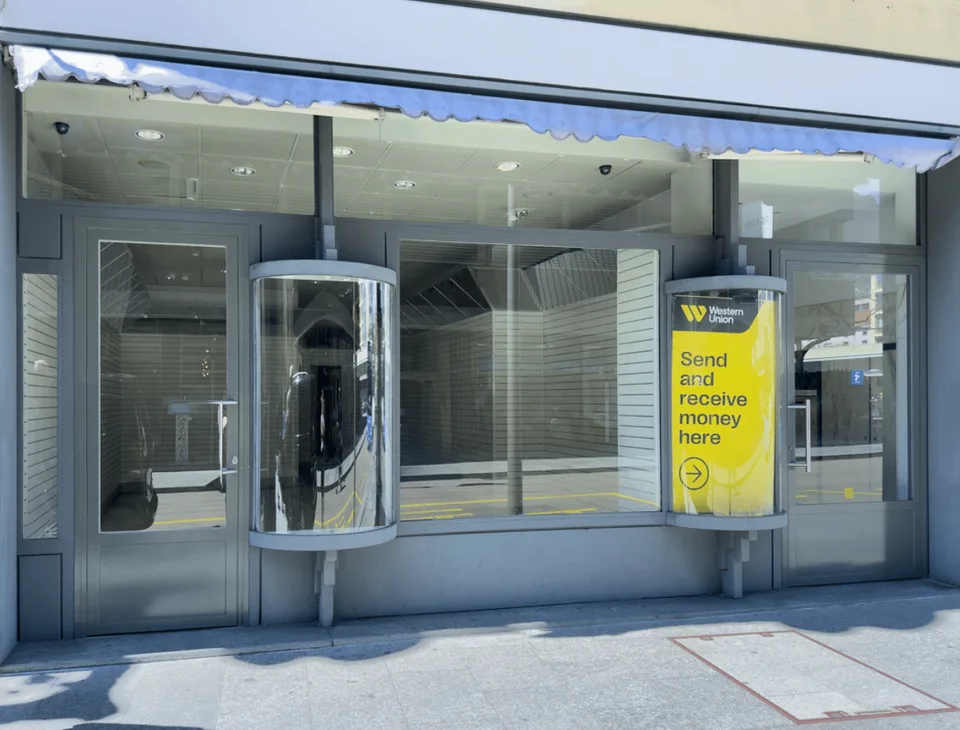 LUGANO CENTRO – Prestigioso spazio commerciale con ampia vetrina e straordinaria visibilità