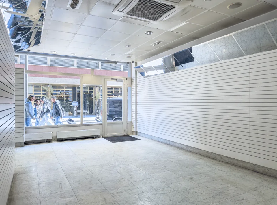 LUGANO CENTRO – Prestigioso spazio commerciale con ampia vetrina e straordinaria visibilità