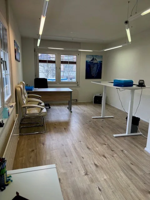 Einzelbüro 26.00 m2, Zentrale Lage in Unterengstringen