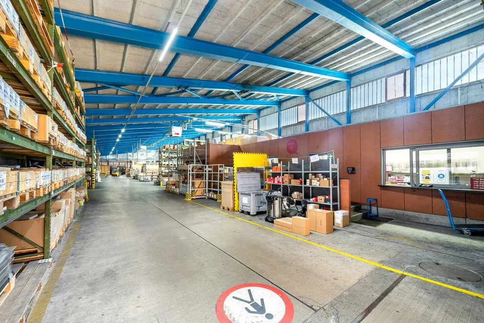 Attraktive, sehr bezahlbare 6'000 m² Lagerfläche mit 1'000 m² überdachter Anlieferung an Autobahn