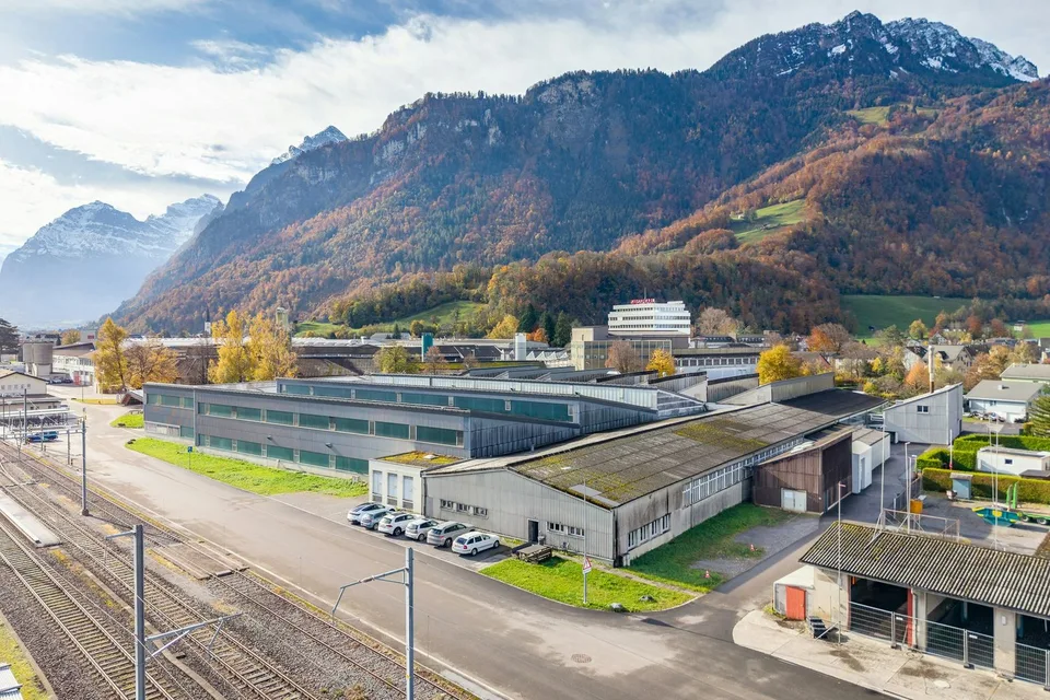 Attraktive, sehr bezahlbare 6'000 m² Lagerfläche mit 1'000 m² überdachter Anlieferung an Autobahn