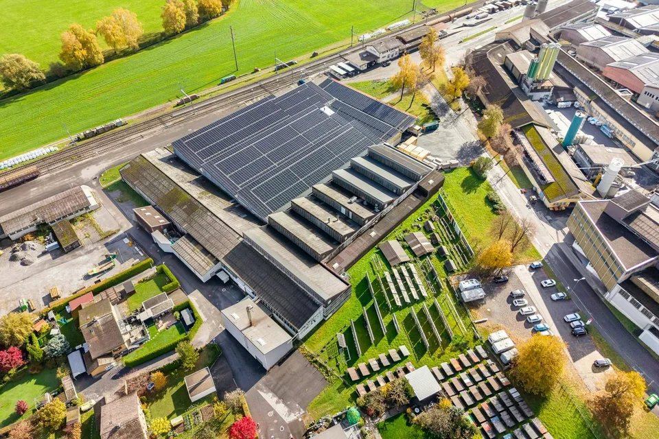 Attraktive, sehr bezahlbare 6'000 m² Lagerfläche mit 1'000 m² überdachter Anlieferung an Autobahn