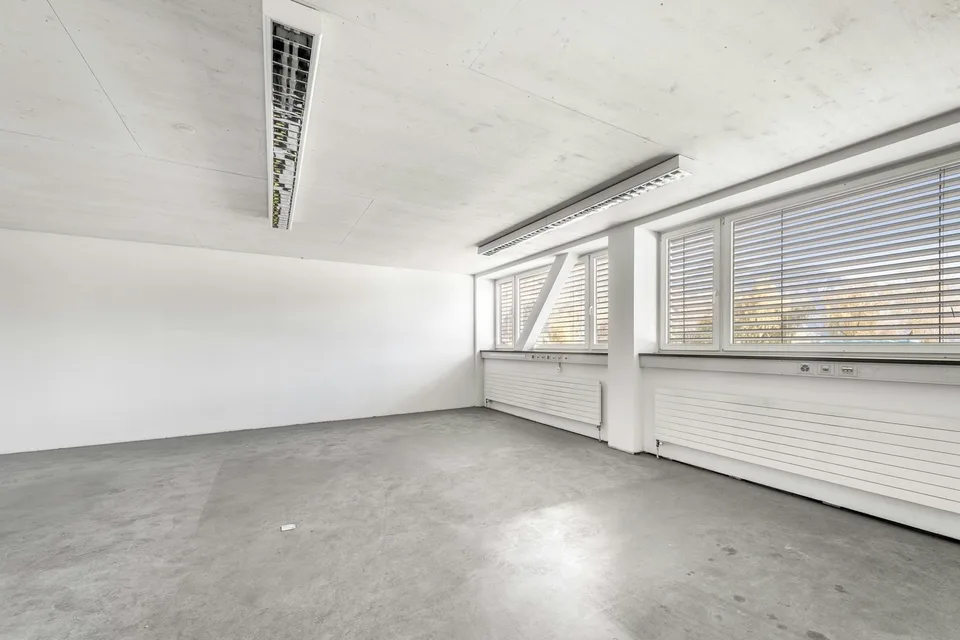 Espace de stockage attractif et très abordable de 6'000 m² avec 1'000 m² de zone de livraison couverte à proximité de l'autoroute – photo 6 sur 10