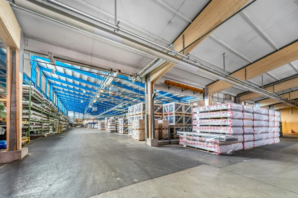 Espace de stockage attractif et très abordable de 6'000 m² avec 1'000 m² de zone de livraison couverte à proximité de l'autoroute – photo 9 sur 10