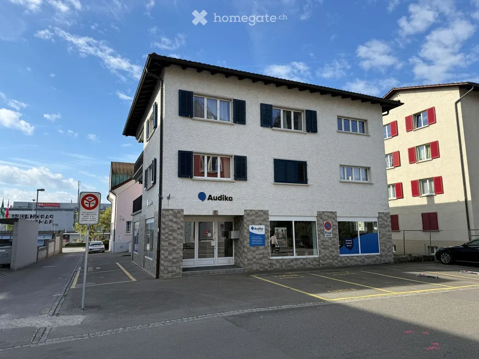 Helle Gewerbefläche (108 m²) nahe Bahnhof Wil – ideal für Verkauf, Büro oder Praxis