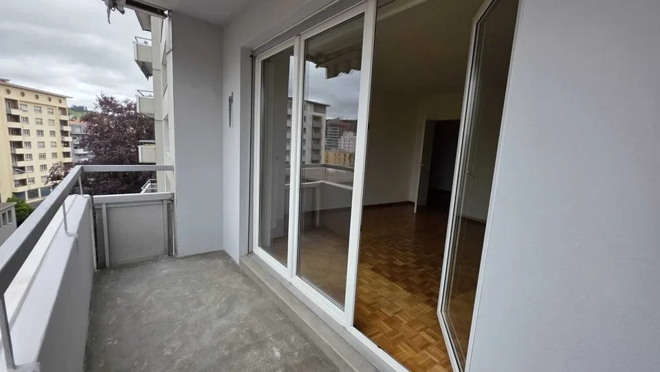 Ampio alloggio completamente ristrutturato con grande balcone