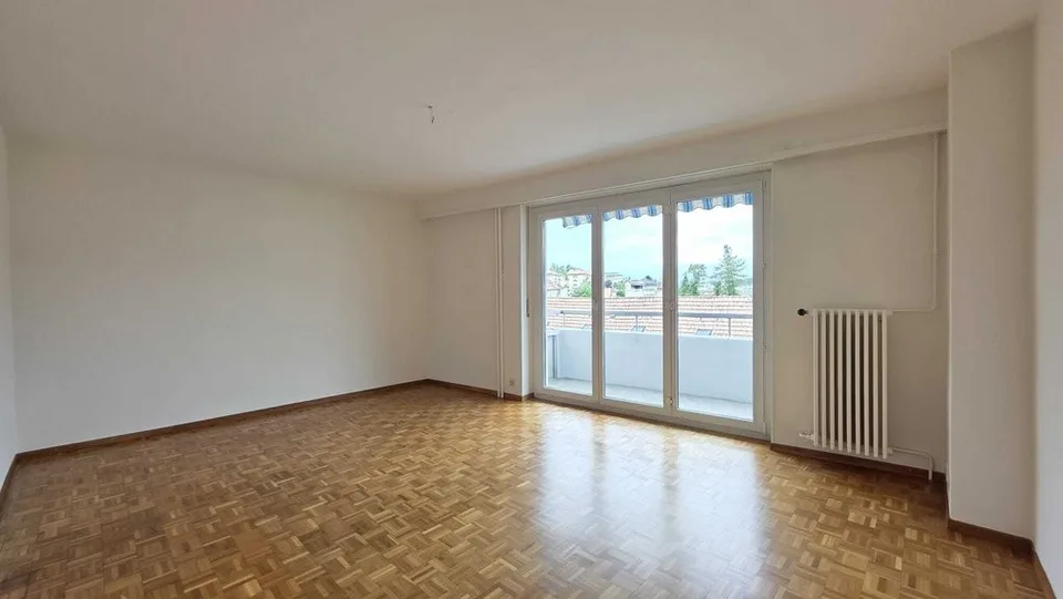 Ampio alloggio completamente ristrutturato con grande balcone