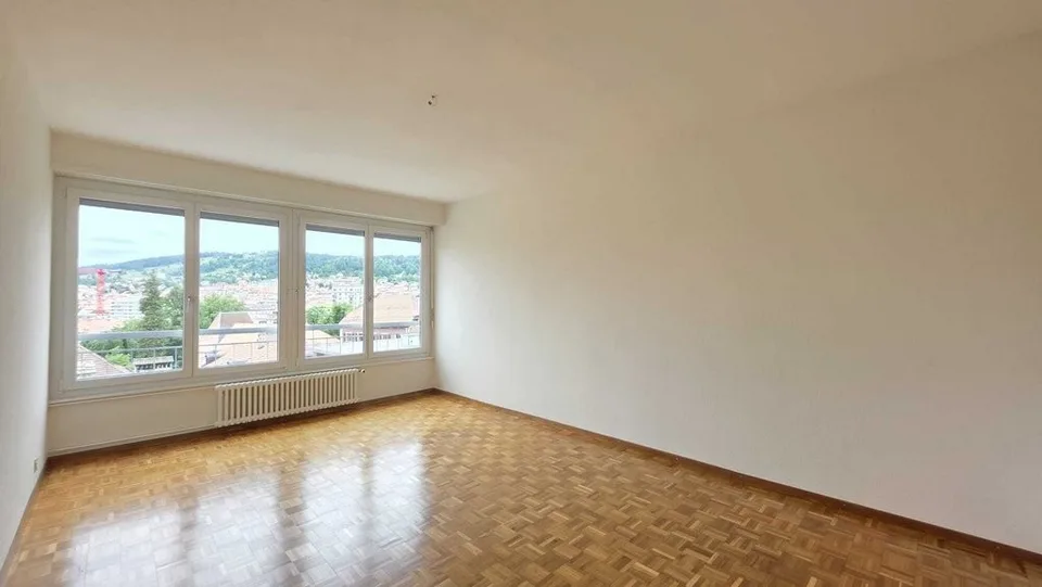 Ampio alloggio completamente ristrutturato con grande balcone