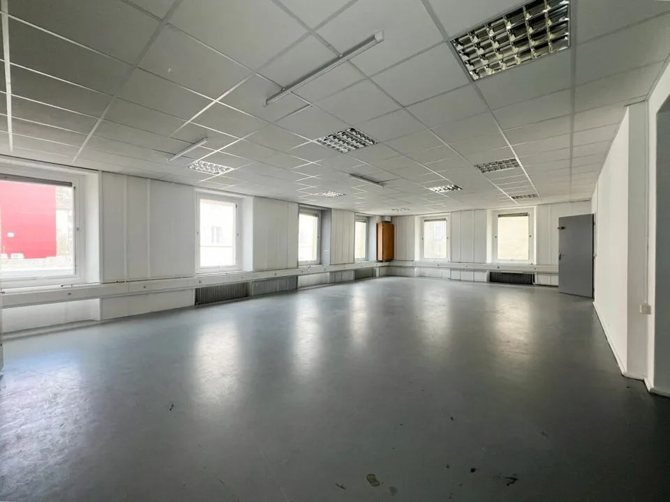 Geräumige Räume von etwa 220m² in der Innenstadt