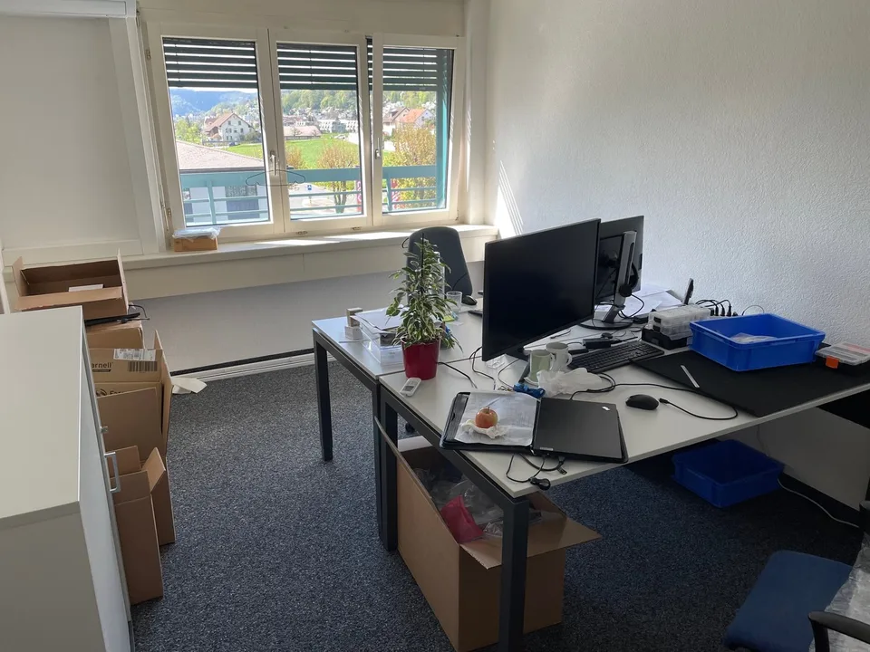 helles Eck-Büro mit Weitsicht