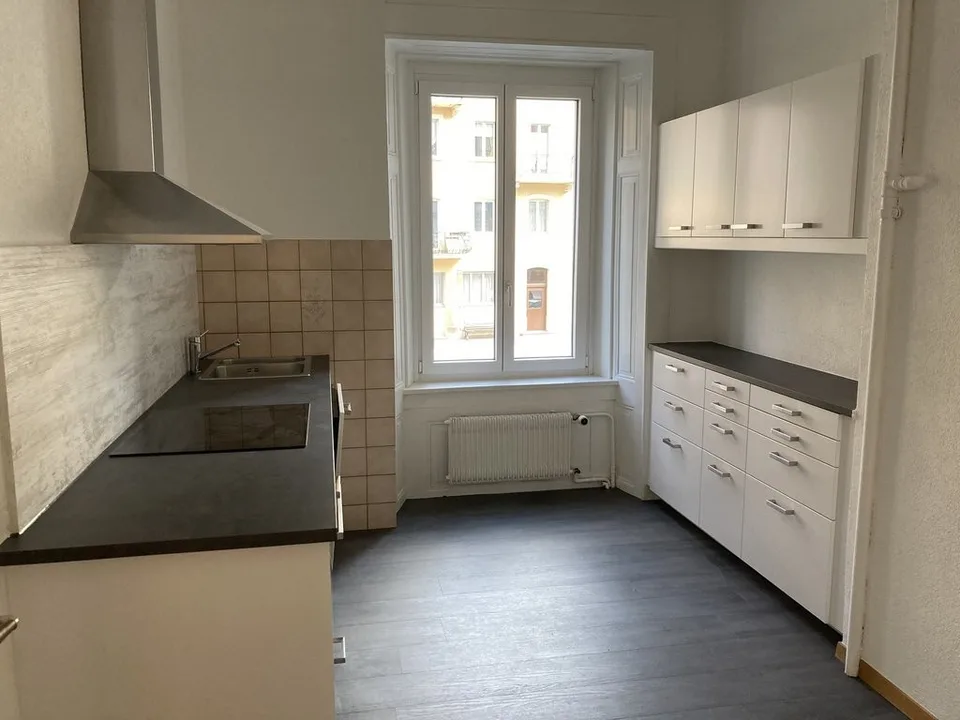BEL ET GRAND APPARTEMENT AVEC CACHET