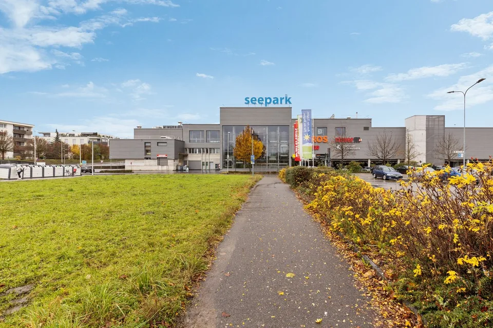 Praxisraum im 2. Stock mit Zugang zur Terrasse - Einkaufszentrum Seepark
