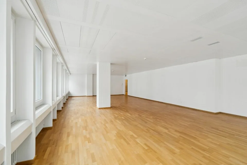 Ufficio luminoso con vista sul cortile interno