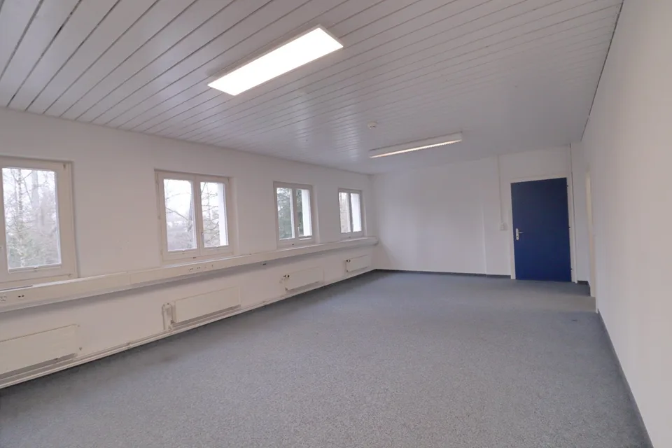 Büro, Praxis, Lagerräume, Parkplätze verfügbar