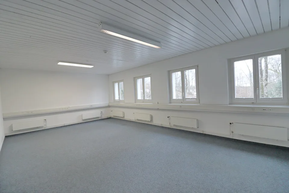 Büro, Praxis, Lagerräume, Parkplätze verfügbar