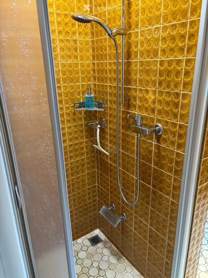 Chambre lumineuse, confortable, entrée séparée et espace de stationnement
