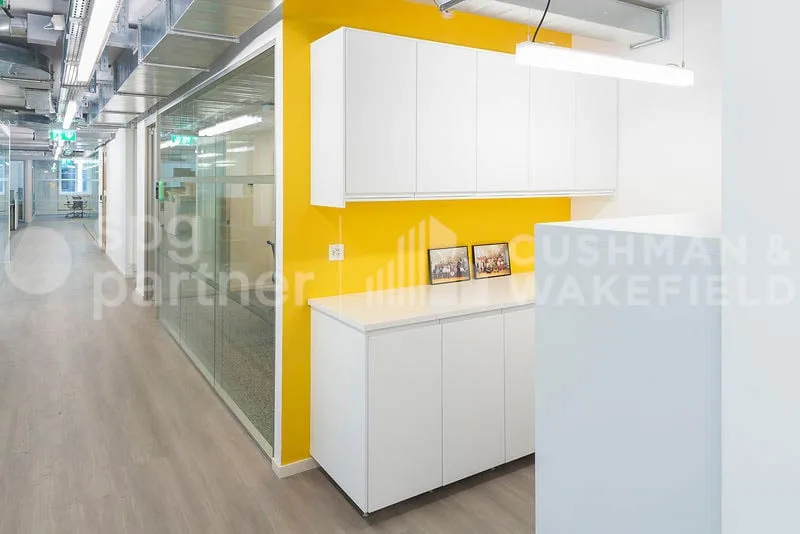 820 m² of high-end offices, two steps from the lake – photo 13 of 13