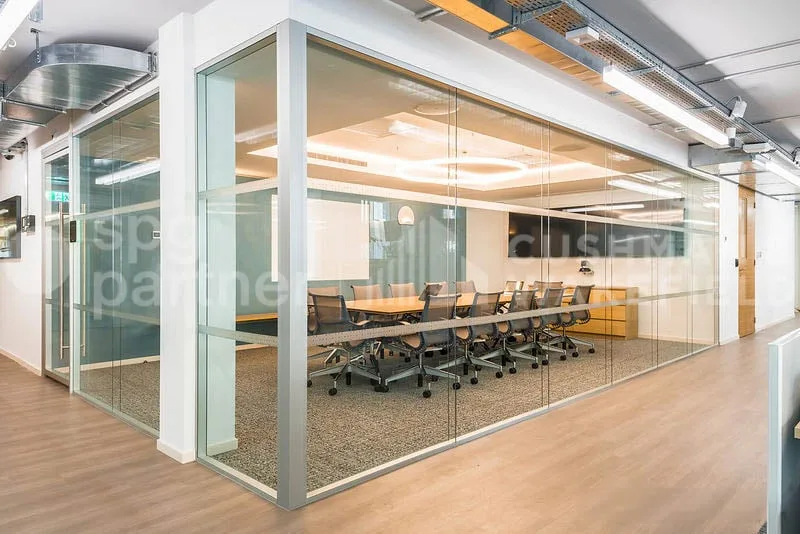 820 m² of high-end offices, two steps from the lake – photo 8 of 13