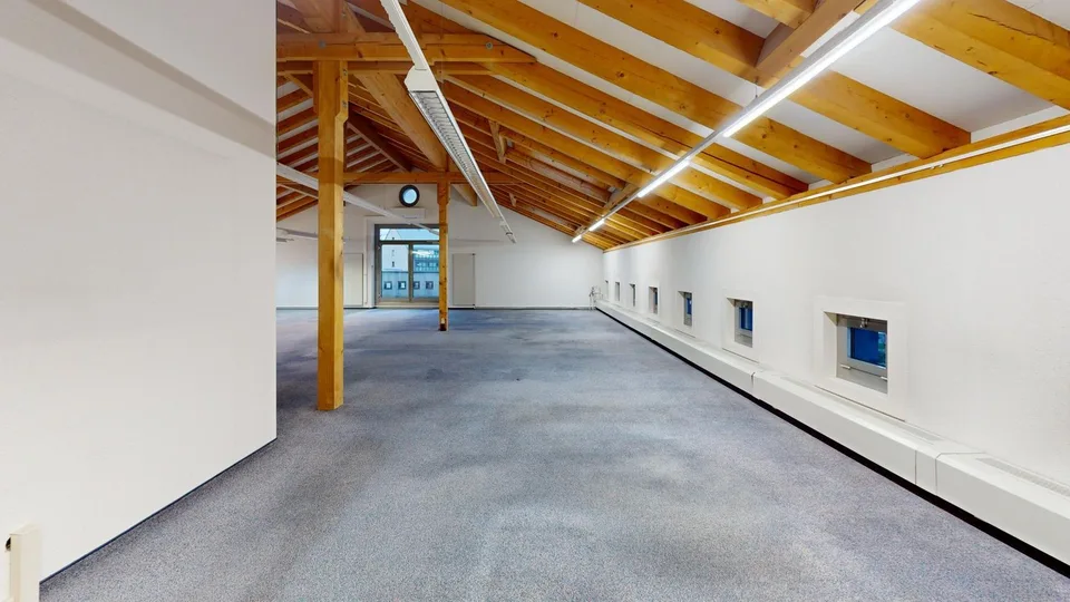 Helle Bürofläche im Dachgeschoss an zentraler Lage - Profitiere vom Angebot – Foto 6 von 9