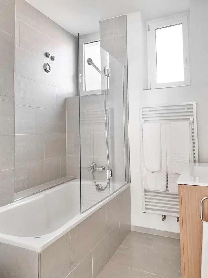 Appartamento elegante, arredato di 2,5 locali con due balconi su Aemtlerstrasse a Zurigo Wiedikon – foto 8 di 13