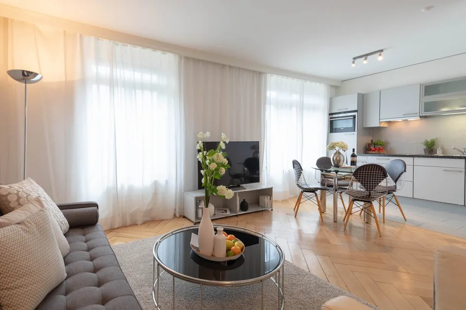 Spacious 1-bedroom apartment with balcony and weekly cleaning service for rent