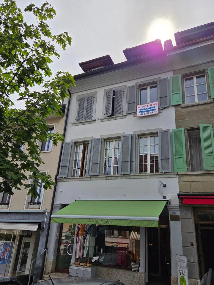 ROMONT - RTE DE L'EGLISE - BEZAUBERNDES GEBAEUDE MIT ABGETRENNTEN GRUNDSTUECK