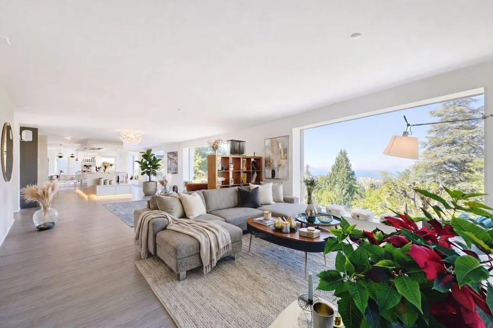 Elegante Moderne mit Panoramablick auf den Genfersee