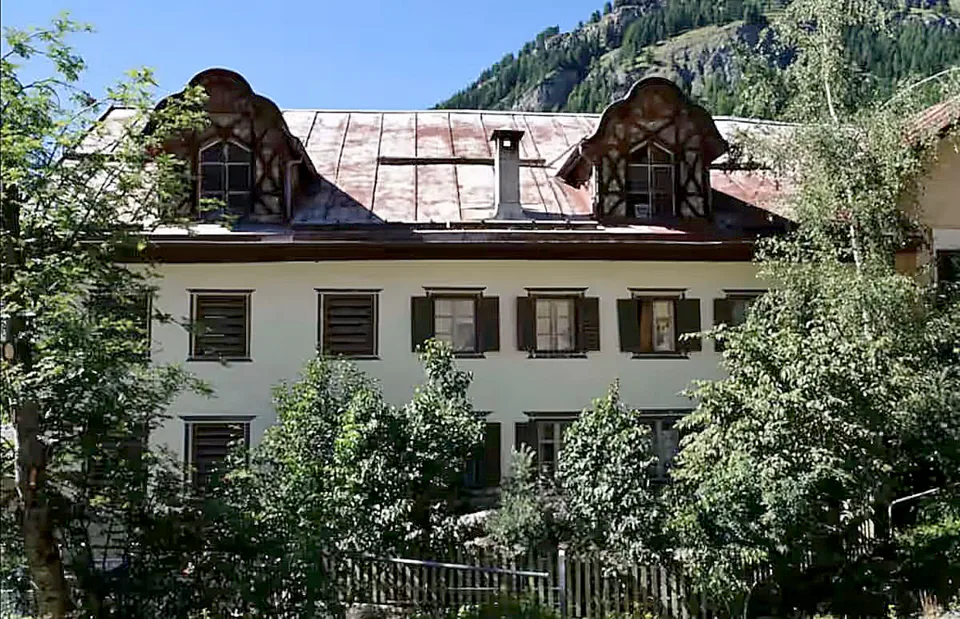 Seltene Gelegenheit im Engadin. Rarität - Charaktervolle Wohneinheit mit grosser Sonnenterrasse, Südausrichtung und unverbaubarem Weitblick