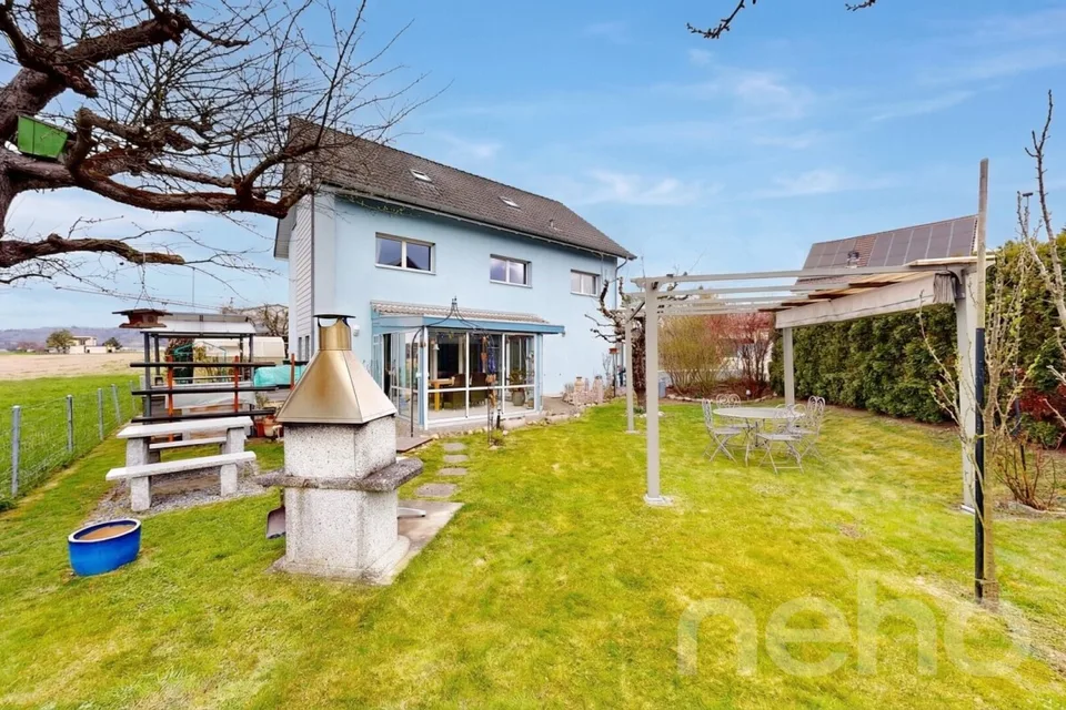 Freistehendes Einfamilienhaus mit sonnigem Garten und Wintergarten – Foto 12 von 18