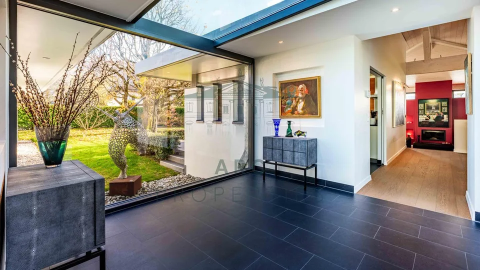 VESSY - CHARMANTE MAISON D'ARCHITECTE AVEC PISCINE