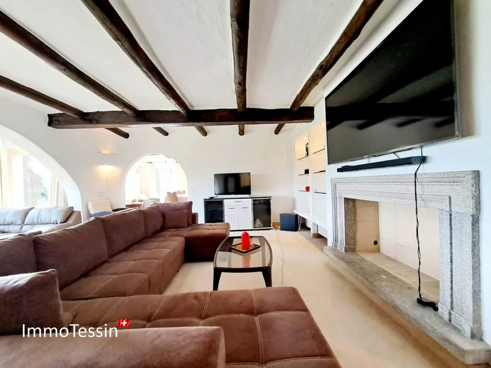 Exklusive Luxus Villa mit Hallenbad, Garten & Seesicht an top Lage, mit eigenem Wald für 100% Privacy nähe Lugano – Foto 9 von 13