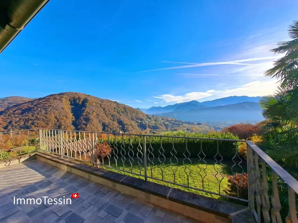 Exklusive Luxus Villa mit Hallenbad, Garten & Seesicht an top Lage, mit eigenem Wald für 100% Privacy nähe Lugano