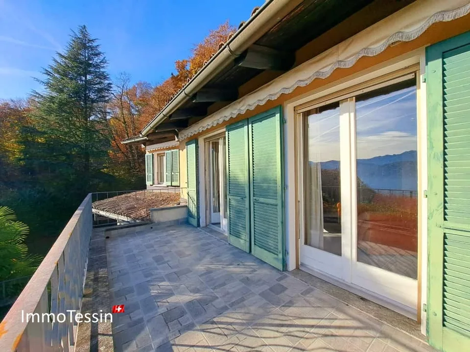 Exklusive Luxus Villa mit Hallenbad, Garten & Seesicht an top Lage, mit eigenem Wald für 100% Privacy nähe Lugano