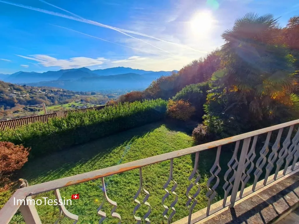Exklusive Luxus Villa mit Hallenbad, Garten & Seesicht an top Lage, mit eigenem Wald für 100% Privacy nähe Lugano