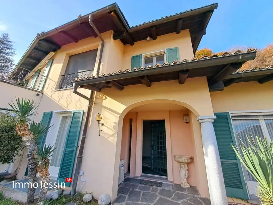 Exklusive Luxus Villa mit Hallenbad, Garten & Seesicht an top Lage, mit eigenem Wald für 100% Privacy nähe Lugano