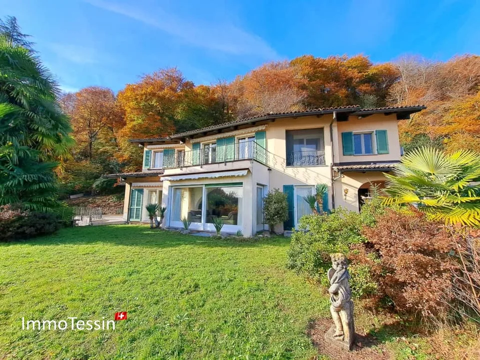 Exklusive Luxus Villa mit Hallenbad, Garten & Seesicht an top Lage, mit eigenem Wald für 100% Privacy nähe Lugano