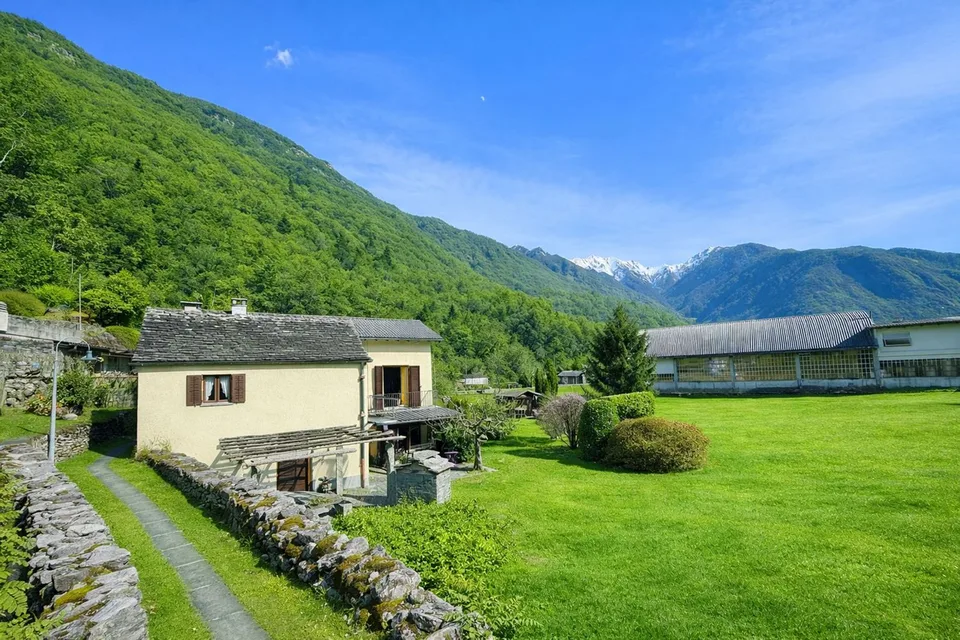 Casa di campagna esclusiva con 2.500 m² di terreno a Maggia