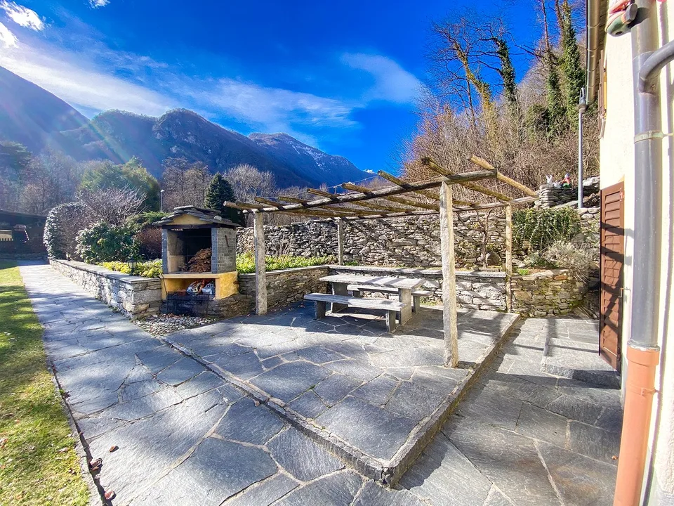 Maison de campagne exclusive avec 2 500 m² de terrain à Maggia – photo 25 sur 29
