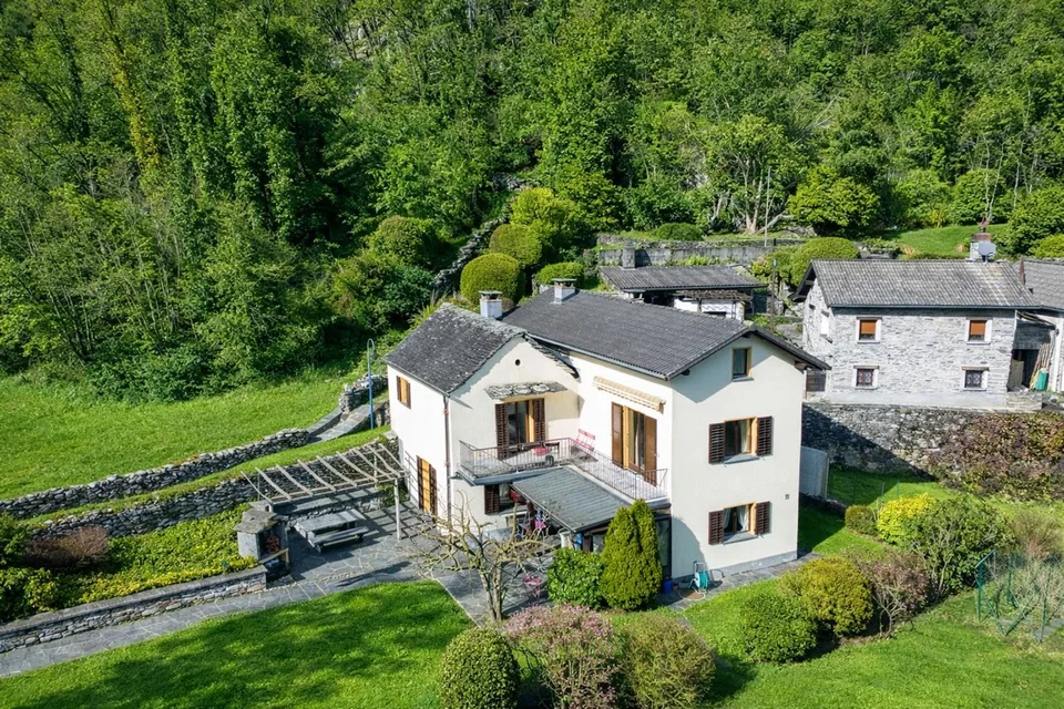 Casa di campagna esclusiva con 2.500 m² di terreno a Maggia