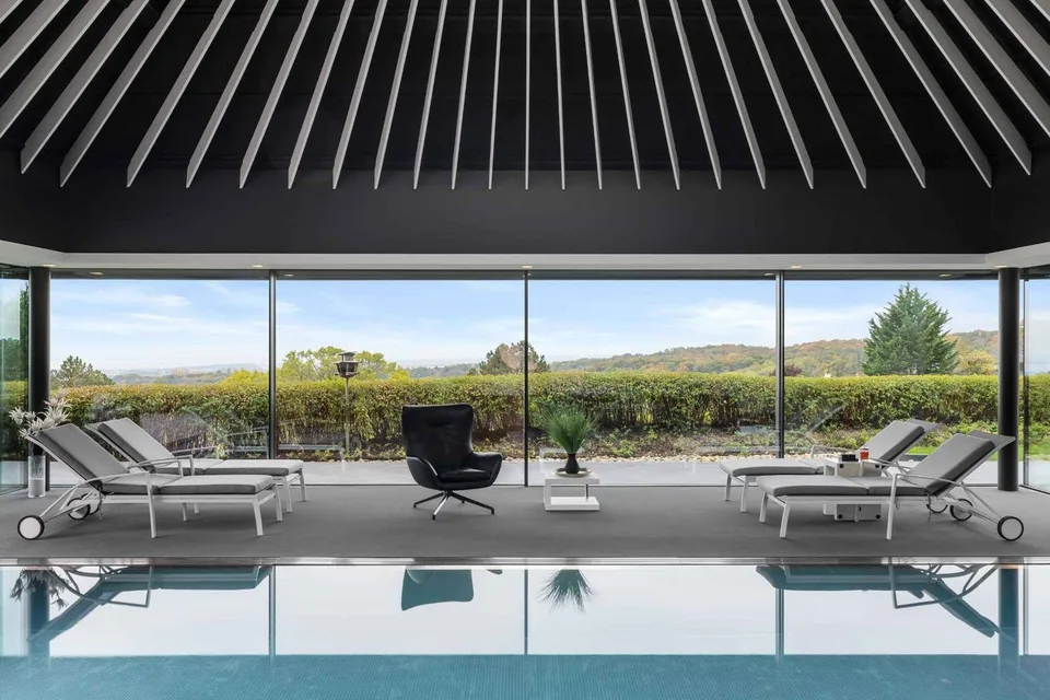 Proprietà eccezionale con piscina interna e vista sul Lago di Ginevra