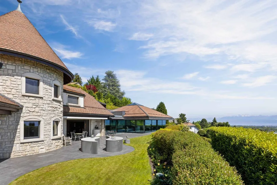 Proprietà eccezionale con piscina interna e vista sul Lago di Ginevra