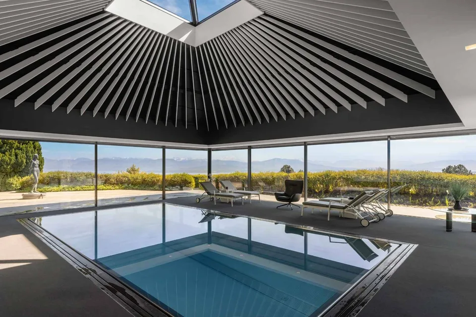 Propriété d'exception avec piscine intérieure et vue sur le lac Léman