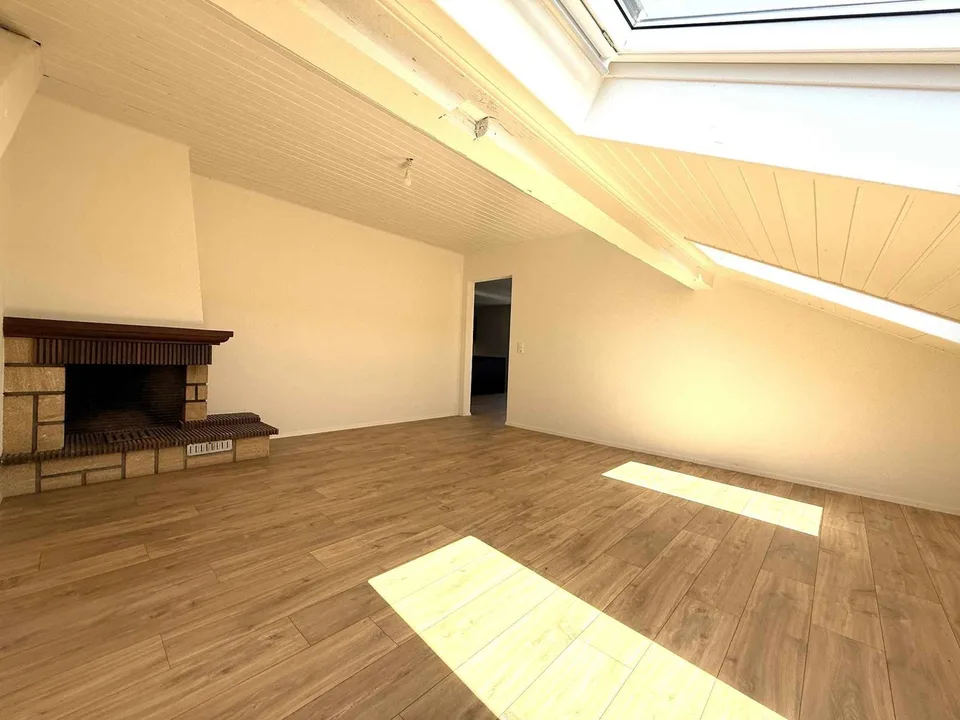 Komplette Renovierung, wunderschönes Apartment im Dachgeschoss (Loft-Typ)