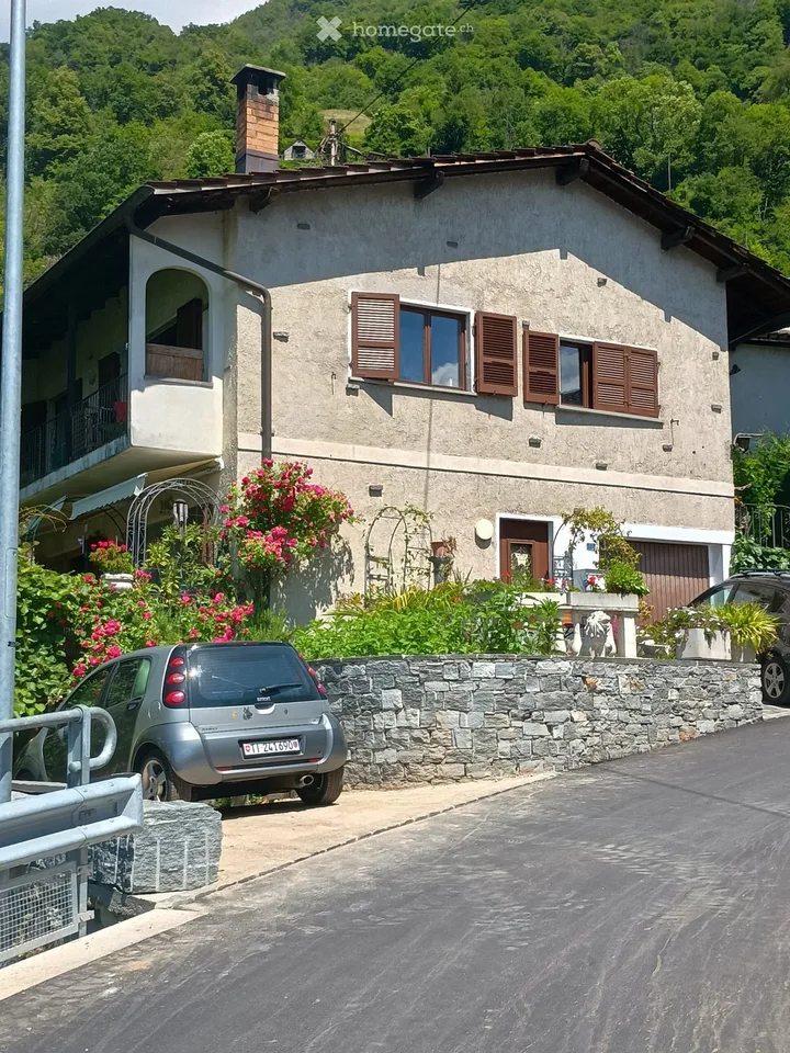 VENDESI VILLA A CUGNASCO VISTA LAGO