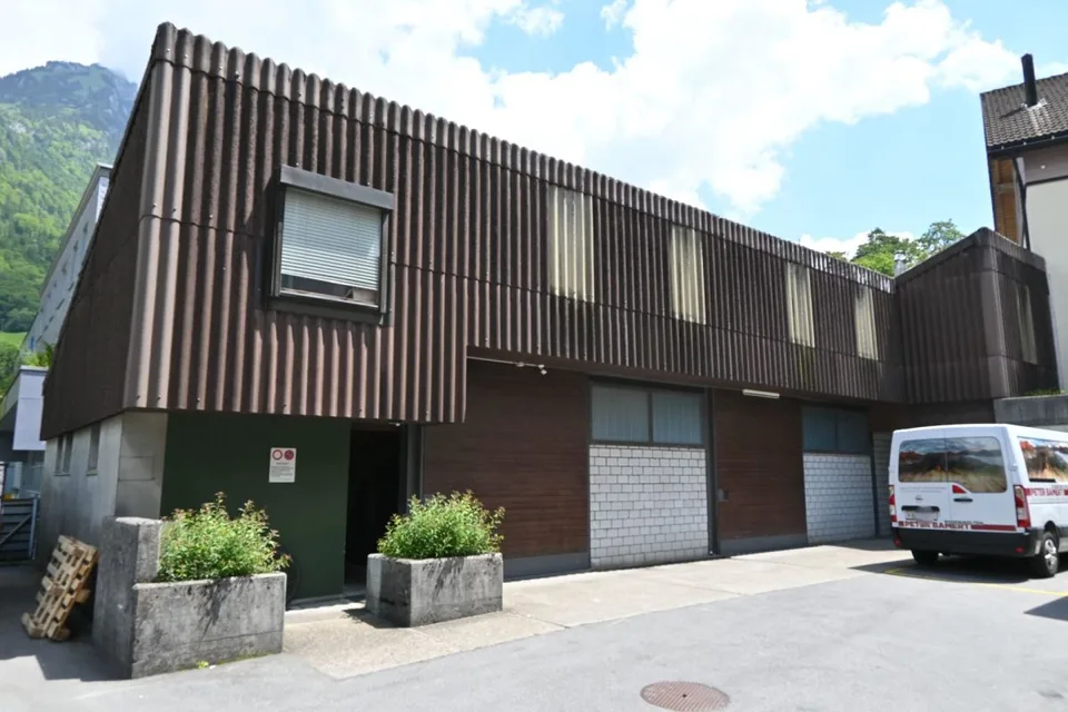Proprietà residenziale e commerciale interessante in una posizione ben collegata