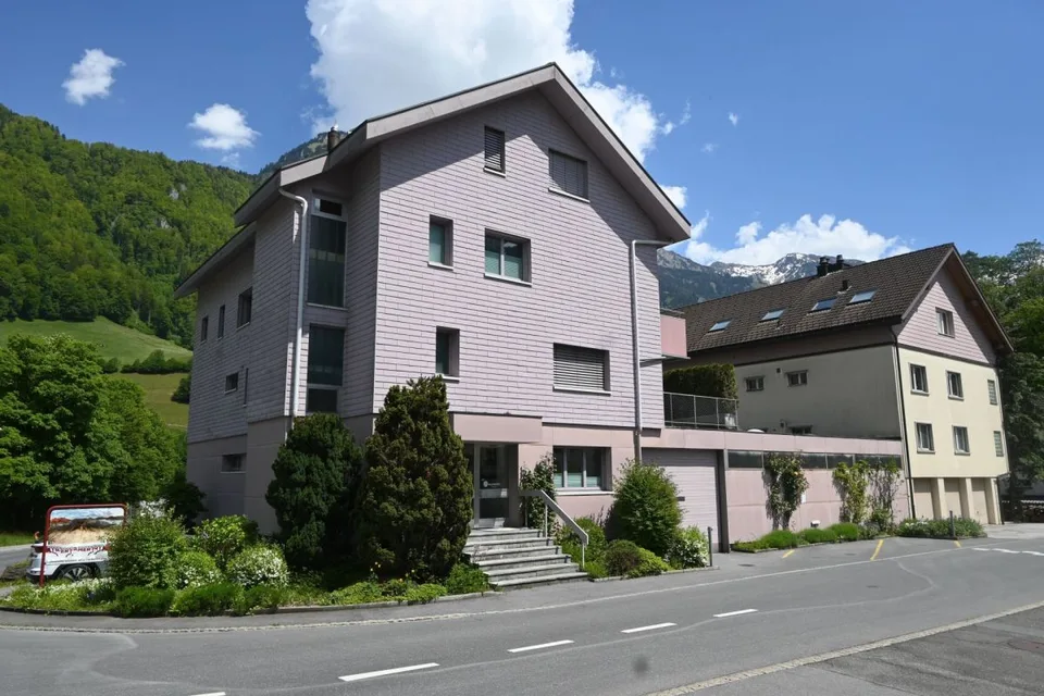 Proprietà residenziale e commerciale interessante in una posizione ben collegata