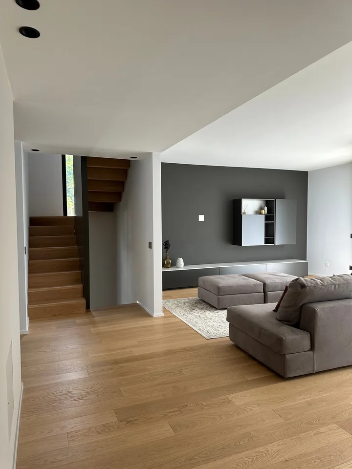 Attico duplex integralmente ristrutturato con materiali di pregio.