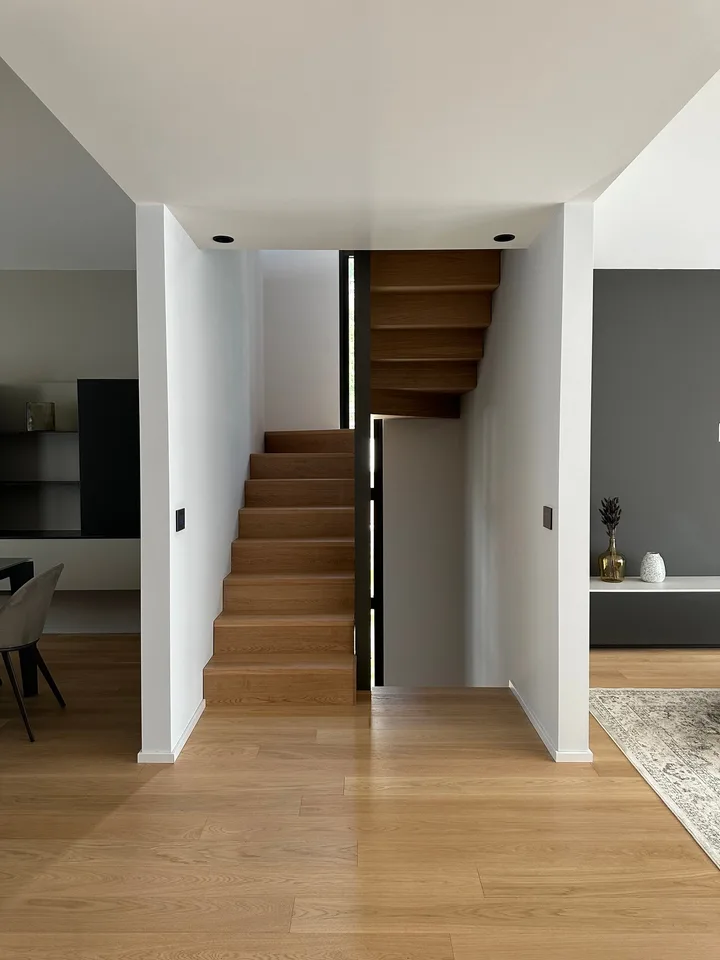 Attico duplex integralmente ristrutturato con materiali di pregio.